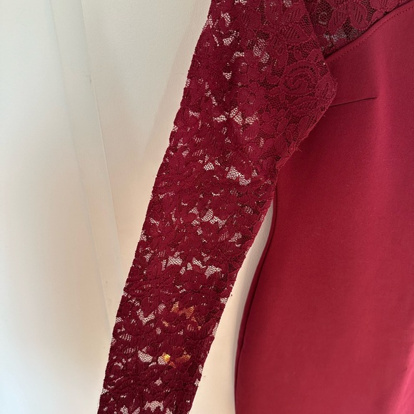 Burgundy mini dress with lace sleeve - Picture 3 of 3